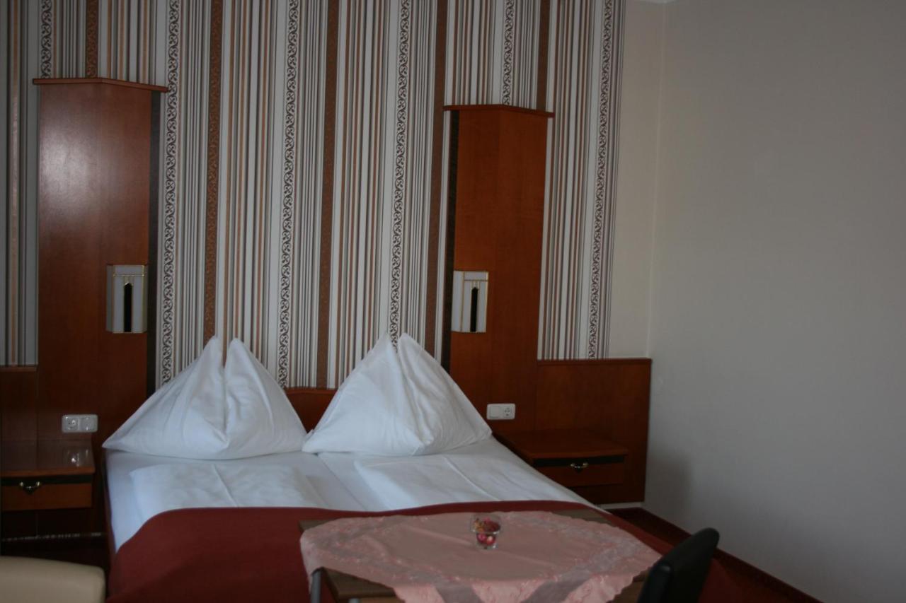 Gasthaus-Pension Schwarzer Graf Виндишгарстен Экстерьер фото